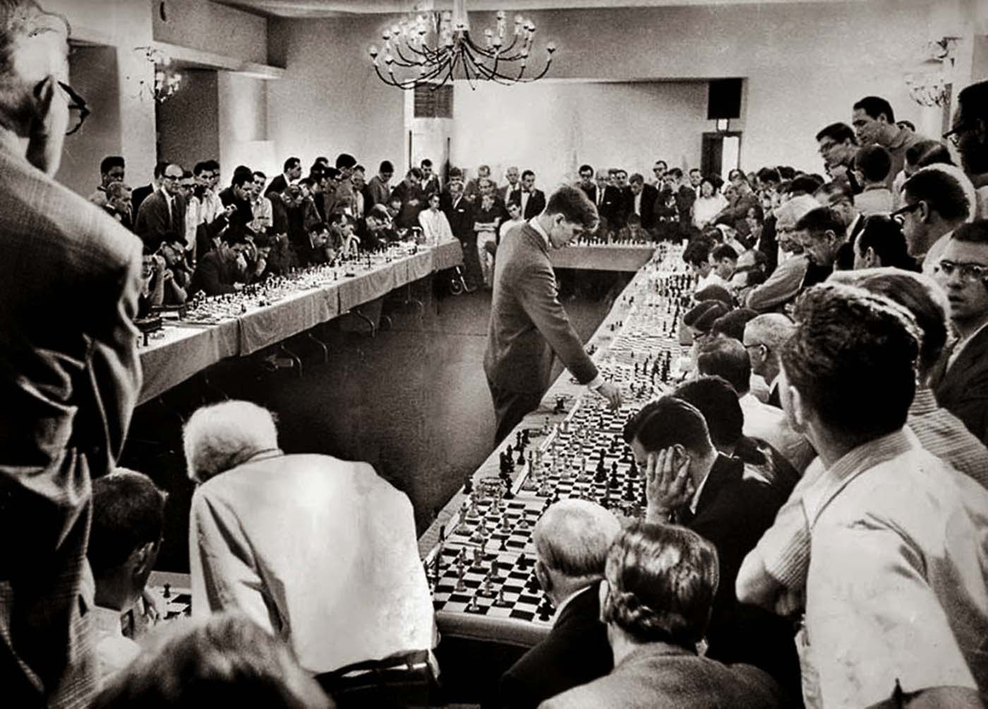 Bobby Fischer playing 50 opponents simultaneously, 1964 - Rare Historical  Photos